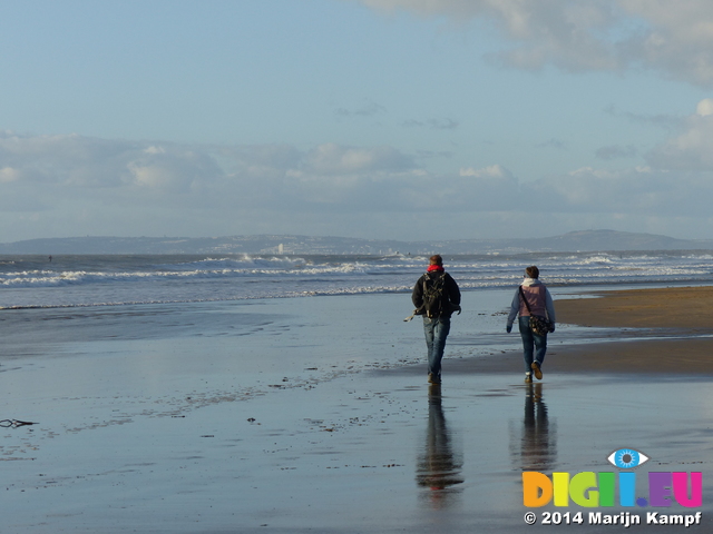 FZ009933 Pepijn and Jenni at Restbay beach, Porthcawl